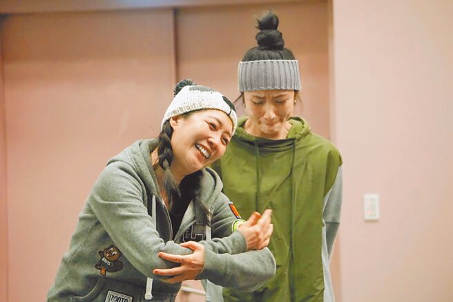 黄嘉千（左）对着空气跟不存在的女儿说生日快乐，逼哭李千娜。（果陀剧场提供）