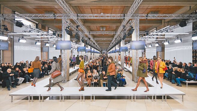 Miu Miu 2023秋冬大秀于巴黎耶纳宫（Palais d’Iena）举办。（Miu Miu提供）