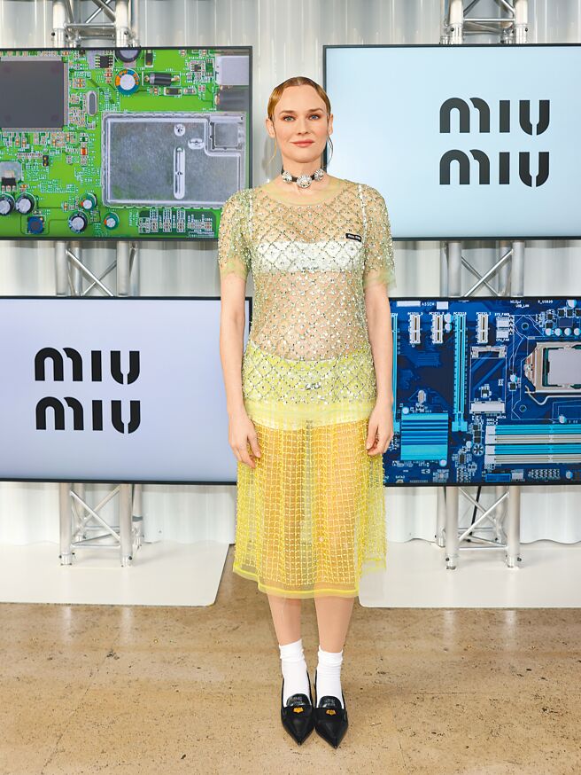 黛安克鲁格的透视装可说全场最抢眼。（Miu Miu提供）