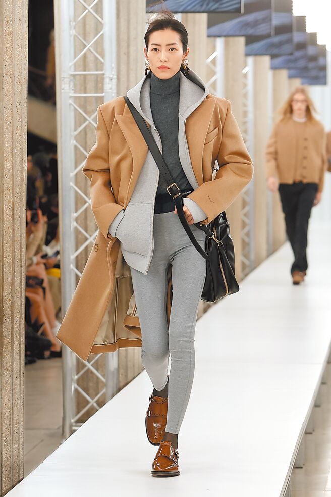 以长版大衣结合运动装束是这季Miu Miu最大特色。（Miu Miu提供）