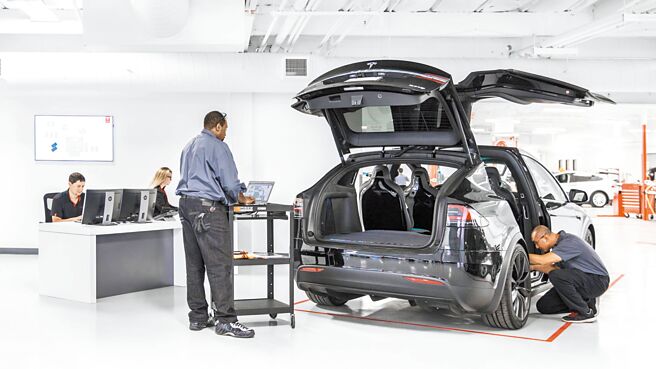 继台中市政服务中心之后，Tesla在台中开设第2座Tesla Center（青海服务体验中心，见图），其中车辆展示体验中心首发营运，服务中心亦于日前上线，此据点未来每周可服务高达200台次Tesla电动车，加上台中市政服务中心，可一同为中部地区车主提供每周最高400台次的维修量能。（Tesla提供）