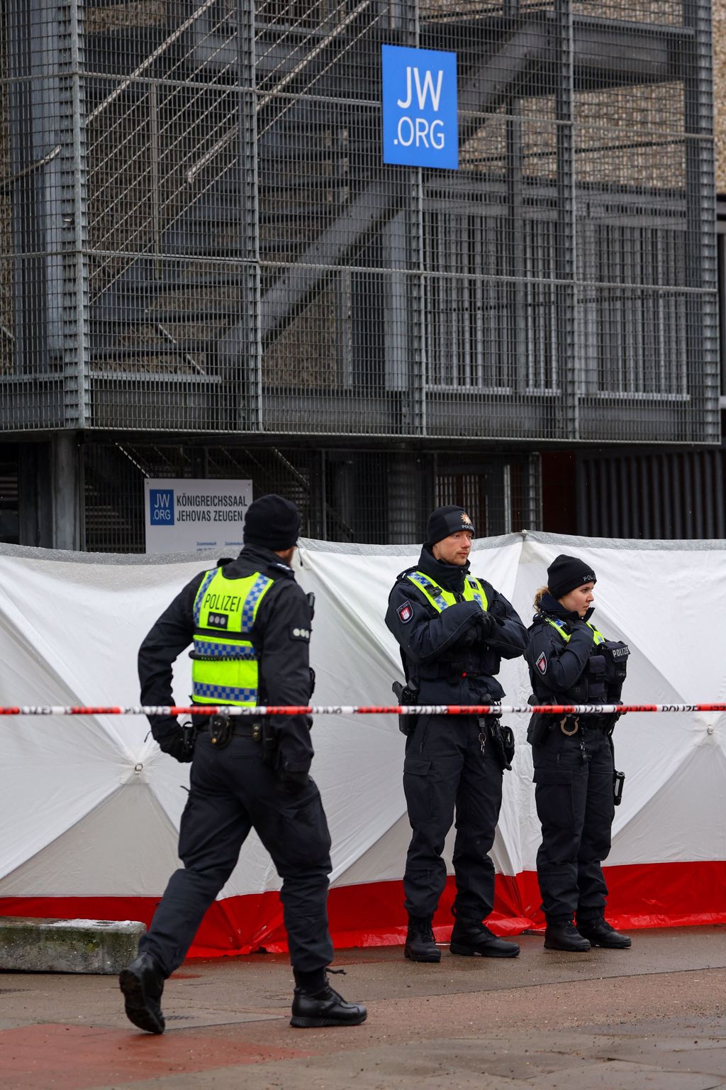 发生枪击案的「耶和华见证者」聚会所外，10日仍由汉堡市警方在场维安。（图／路透社）(photo:ChinaTimes)