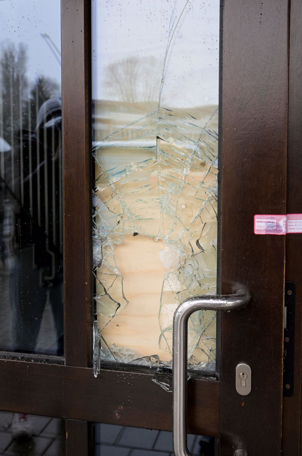 案发现场一扇门上的玻璃明显破裂。（图／路透社）(photo:ChinaTimes)