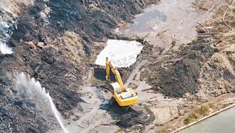 彰化木材堆置場悶燒 掘蓄水池退火