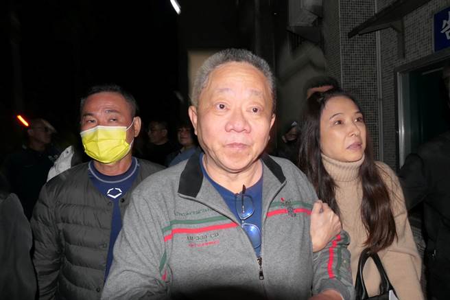 達德綠能涉賄案，雲林縣議長沈宗隆（中）200萬交保，他表示最想洗澡、吃藥、睡覺。（張朝欣攝）