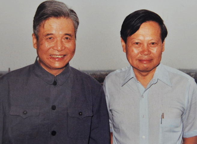 1986年6月杨振寧（右）到医院看望邓稼先（左）时合影，当时邓稼先因数年前误触放射性物质而罹患癌症。（图／清华大学校史馆）