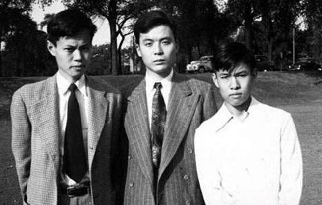 杨振寧（左）与邓稼先（中）自幼便是挚友，求学时期也多次同校，在美国深造也都是钻研核子物理。（图／北京清华大学校史馆）