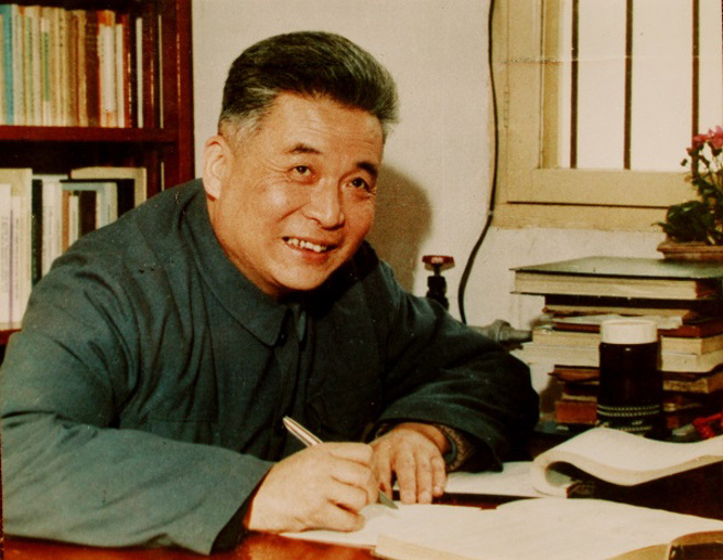 邓稼先是中共研究原子弹的骨干，从1958年至1986年进行了32次核试验中有15次是邓稼先指挥。（图／人民网）