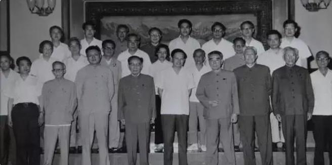 1972年周恩来（前排右4)接见杨振寧(前排右5)及中国科学家。图二排右一为邓稼先。（图／腾讯网）