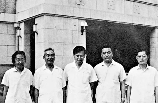 1972年杨振寧访问北京时与几位中国科学家合影，左起王承书、张文裕、杨振寧、邓稼先、周光召，这几人均为清华校友。（图／北京清华大学校史馆）