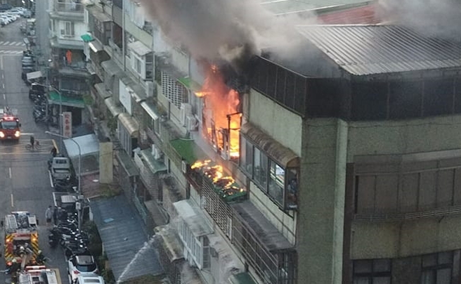 北市信义区今（10）早6时许，在和平东路三段某处巷弄一栋公寓5楼发生火警，猛烈白烟窜天，惊悚火势从屋内蔓延。（翻摄自脸书「信义区两三事」）