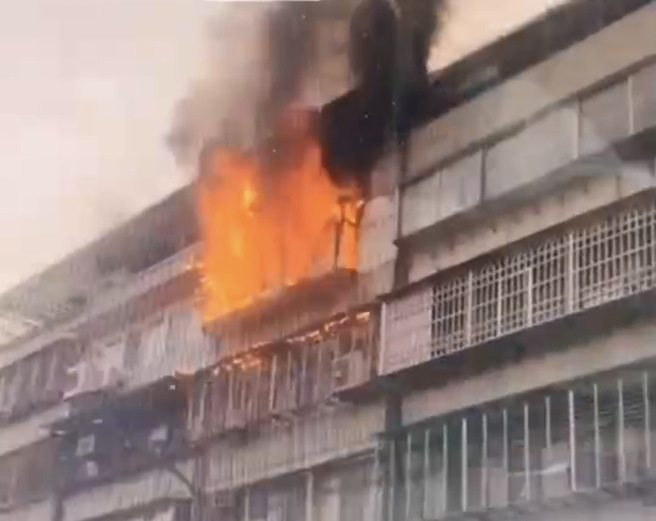 据了解屋内一对姊弟被邻居第一时间先救出，送医后并无大碍，但2人的父亲受困在屋内已成焦尸。（消防局提供）