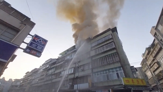 据了解屋内一对姊弟被邻居第一时间先救出，送医后并无大碍，但2人的父亲受困在屋内已成焦尸。（消防局提供）