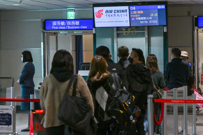 指揮中心宣布3月20日起輕症免隔離。圖為桃園機場赴陸旅客。（陳麒全攝）