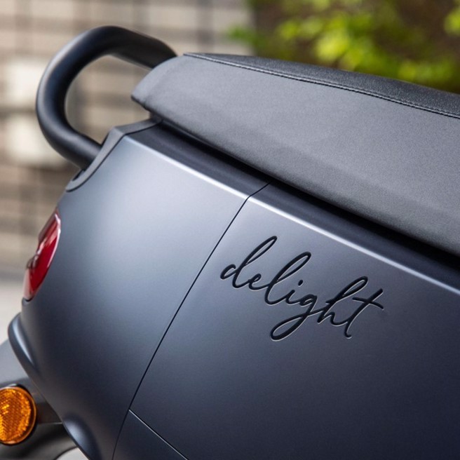 全新Gogoro Delight本色黑车侧字样。（陈大任摄）