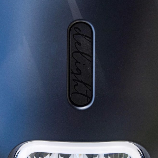 全新Gogoro Delight本色黑车头前护盖饰板。（陈大任摄）