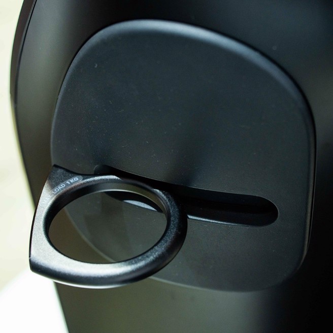 黑色可收合杯架。（陈大任摄）