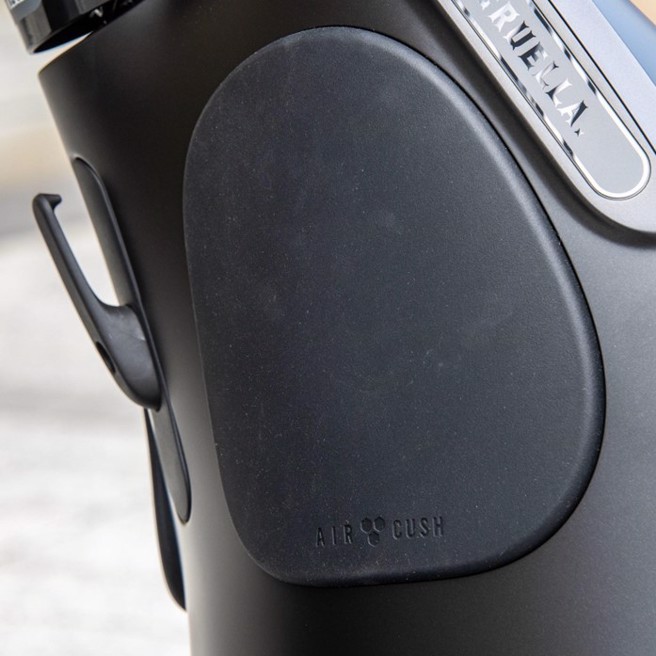 黑色AIRCUSH缓衝饰板。（陈大任摄）