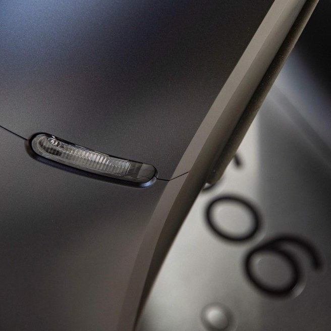 熏黑方向灯。（陈大任摄）