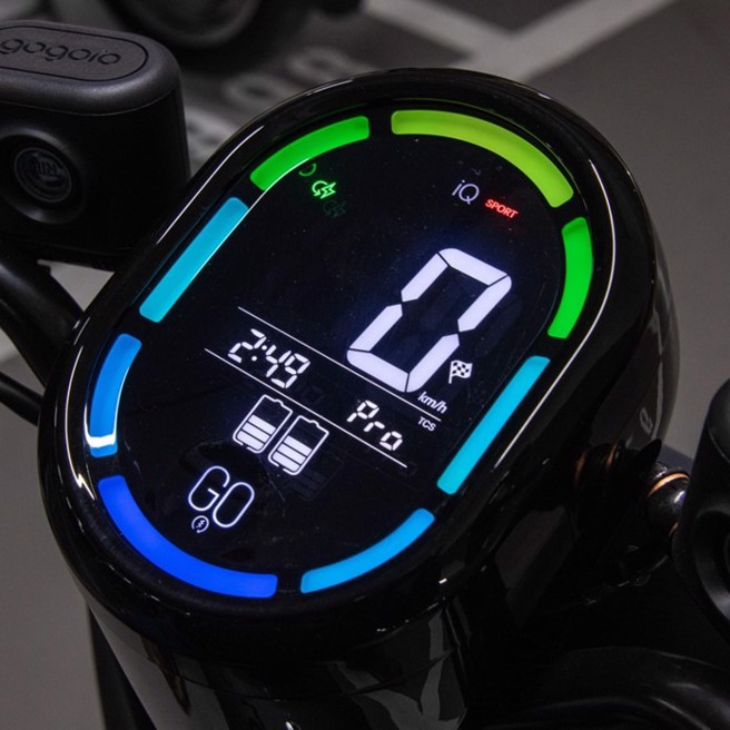 黑色仪表，显示TCS模式。（陈大任摄）