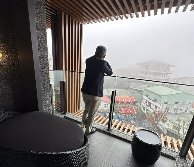 阿里山英迪格酒店房間外面的景緻，有大片鐵皮屋。（圖／網友授權提供）