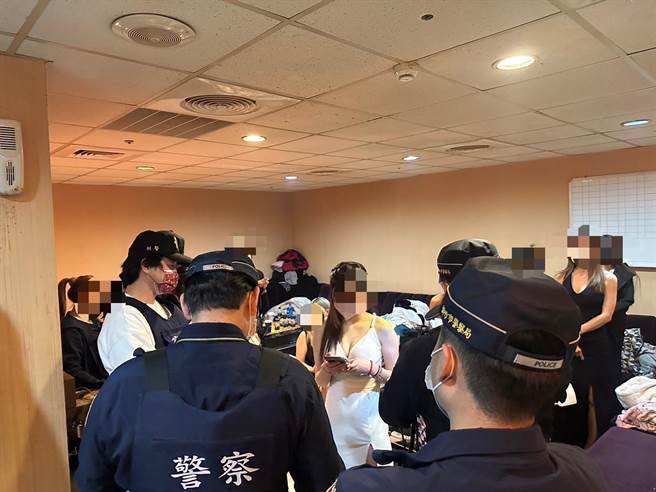 竹市警昨深夜擴大臨檢，酒店妹穿著低胸禮服、露出深溝受檢。（警方提供／王惠慧新竹傳真）