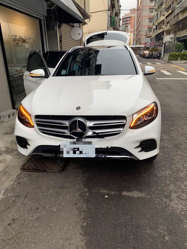 竹市警二分局昨深夜擴大臨檢，查扣幫派犯罪所得房屋1幢及進口賓士車1輛。（警方提供／王惠慧新竹傳真）