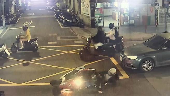 張男酒駕發生車禍，留太太在場頂替。（警方提供）