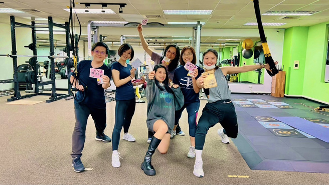 張自強指出，長時間的坐在辦公室身體容易呈現弓背等姿勢不良且易造成的身體疲勞與疼痛狀況。(照片/張自強提供)