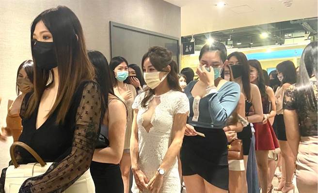 為了打擊幫派經濟命脈，高雄市警察局長林炎田9日晚間親自率隊，掃蕩高雄3大酒店。（楊舒婷攝）