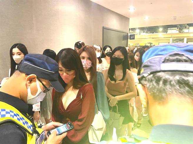 為了打擊幫派經濟命脈，高雄市警察局長林炎田9日晚間親自率隊，掃蕩高雄3大酒店。（楊舒婷攝）