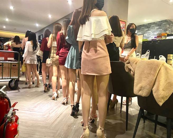 為了打擊幫派經濟命脈，高雄市警察局長林炎田9日晚間親自率隊，掃蕩高雄3大酒店。（楊舒婷攝）