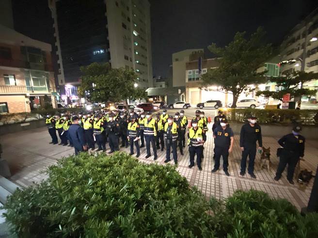 為了打擊幫派經濟命脈，高雄市警察局長林炎田9日晚間親自率隊，掃蕩高雄3大酒店。（楊舒婷攝）