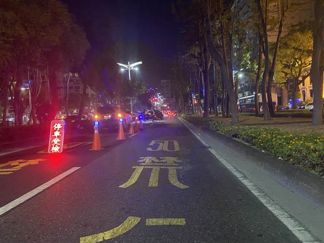 高雄警於各路口實施路檢。（楊舒婷攝）