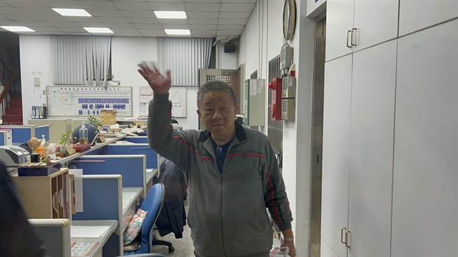 云林县议会议长沈宗隆今凌晨被云林地方法院裁定200万元交保候传，图为他走出法院向家人挥手画面。（周丽兰摄）