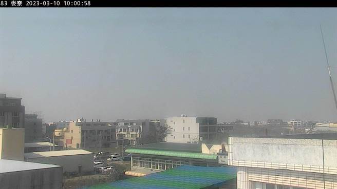 受到环境风场为东北东风影响，竹苗以北空品区位于迎风面，扩散条件普通，中部以南空品区位于下风处，污染物易累积。（翻摄自空气品质监测网／林良齐台北传真）