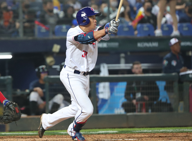 吴念庭敲出中华队首轰，今出战义大利，仍须借重他的棒子。（郑任南摄）