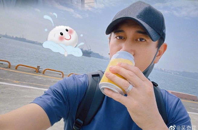 吴奇隆先前元宵节晒婚戒。（图／翻摄自吴奇隆微博）