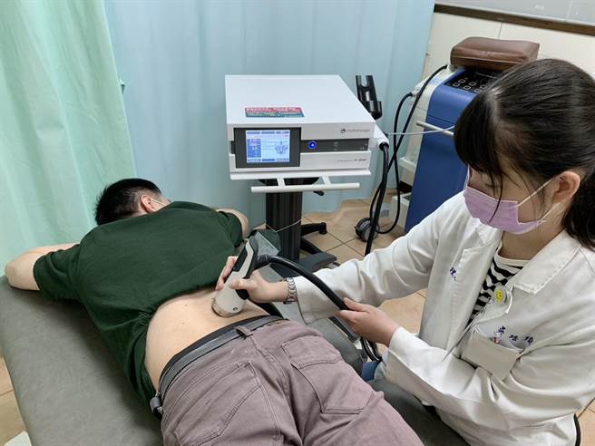 水介质震波原理是以高能量声波撞击组织，使病患的患部产生发炎反应，藉以刺激产生新的生长因子。（高雄活力得中山脊椎外科医院提供／杨舒婷高雄传真）
