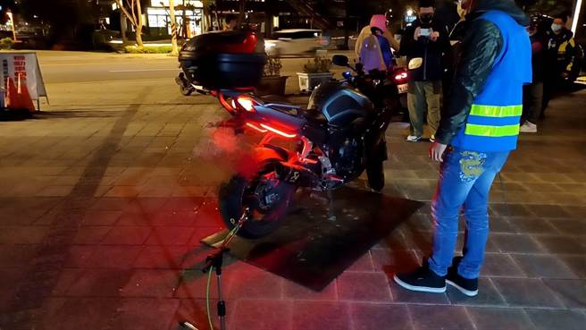 桃園警察分局9日22至24時，與桃園市環境保護局及桃園監理站組成聯合稽查小組，共同執行取締噪音車勤務。（翻攝照片）