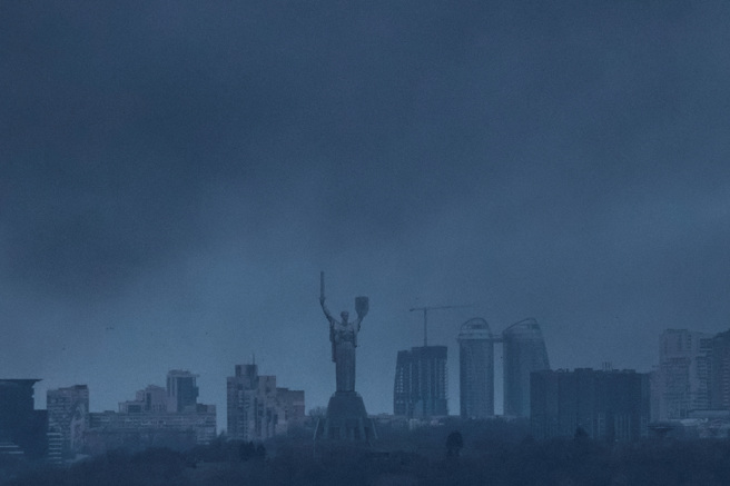 圖為烏克蘭首都基輔9日再遭俄軍飛彈攻擊，整座城市煙霧瀰漫。（圖／路透）