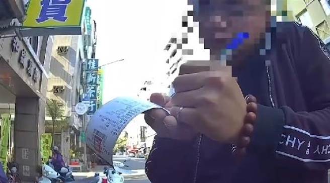 周姓男子因偽造车牌上路，遭员警依偽造特种文书罪送办。（翻摄照片／崔正纲高雄传真）