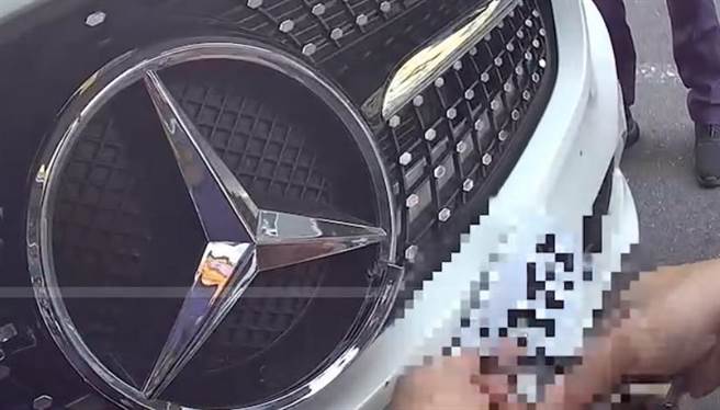 偽造车牌遭员警拆下。（翻摄照片／崔正纲高雄传真）