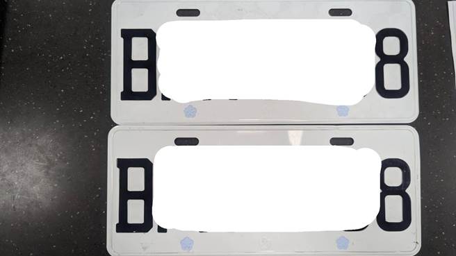 周男网路下单的偽造车牌。（翻摄照片／崔正纲高雄传真）