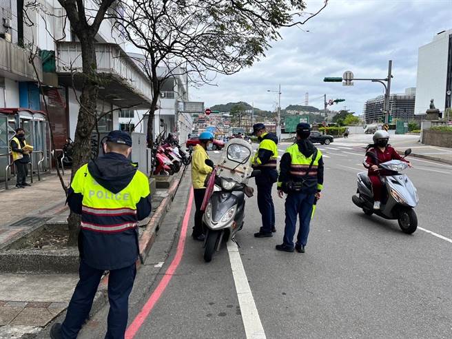 基隆市警局全面执行行人友善交通取缔，图为拦停取缔情形。（基隆市警察局提供／徐佑升基隆传真）