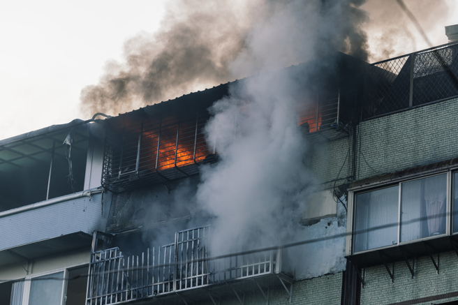 台北市信义区和平东路3段巷弄内一栋五楼公寓10日清晨发生火警并向顶加延烧，警消到场时已全面燃烧，经射水抢救，消防人员在后阳台救出2名学童，但孩童父亲受困顶加屋内不幸罹难，母亲因人在国外逃过一劫，详细起火原因待调查。（郭吉铨摄）