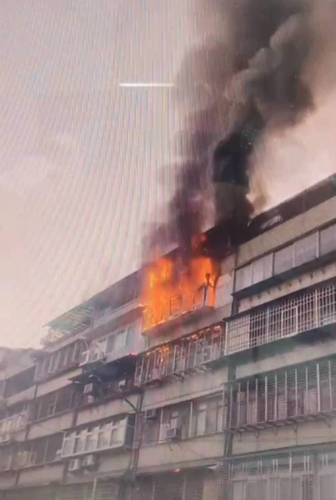 台北市信义区和平东路3段巷弄内一栋五楼公寓10日清晨发生火警并向顶加延烧，警消到场时已全面燃烧。（林郁平翻摄）