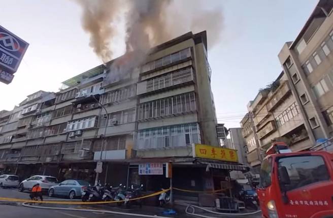 台北市信义区和平东路3段巷弄内一栋五楼公寓10日清晨发生火警并向顶加延烧，警消到场时已全面燃烧。（林郁平翻摄）