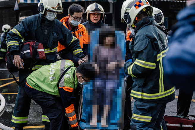 因射水保护全身湿的学童饱受惊吓，救出时仍不断发抖，警消脱下外套盖上学童身躯保暖。（郭吉铨摄）