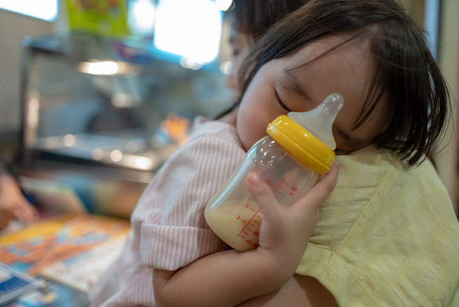 女婴因为发展迟缓就医，检查后发现「胎中胎」寄生在大脑内。（示意图／达志影像）